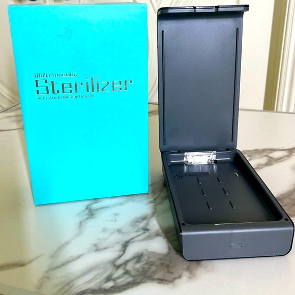 NEW 3 in 1 Smartphone Sanitizer & Charger with Aromatherapy Diffuser - Picture 1 of 10